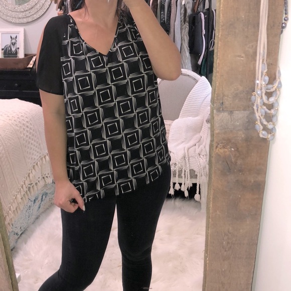 Vince Camuto size medium black modern print top - Picture 1 of 4